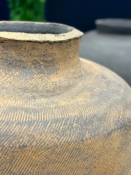 Alexandre, grande forme cylindrique ocre — détail 1