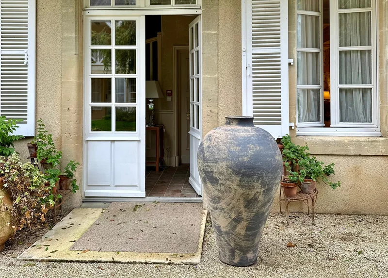 Dark AMPHORA II set against classical architecture