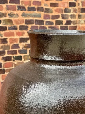 Grande Amphora III noire brillante — détail 1