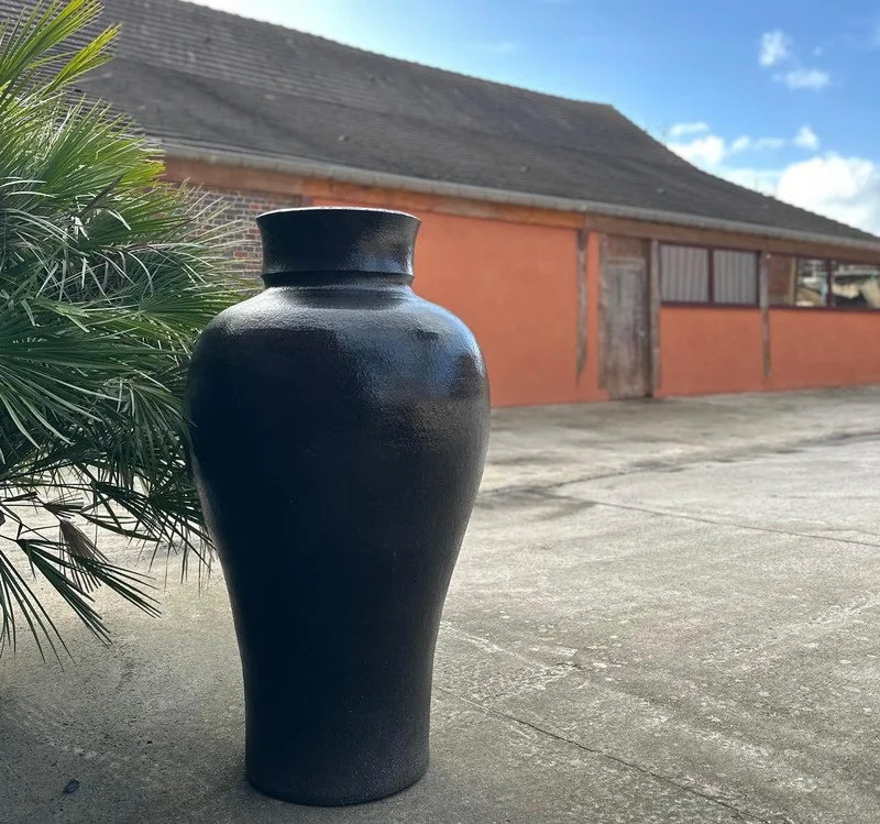 Large glossy black AMPHORA III