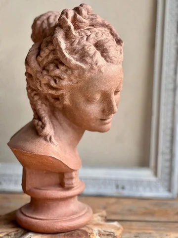 APHRODITE II bust in JUNO ceramic body — detail 1