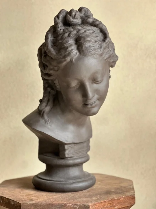 APHRODITE III bust in ANTHRA ceramic body