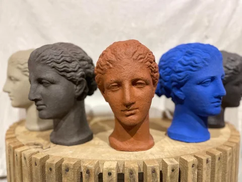 Têtes sculptées Artemis, Hermes et Venus en plusieurs terres — détail 1