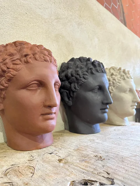 Têtes sculptées Artemis, Hermes et Venus en plusieurs terres — détail 2