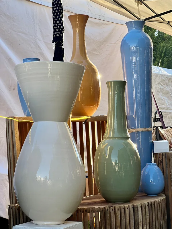 Earthenware vessels with contrasting finishes