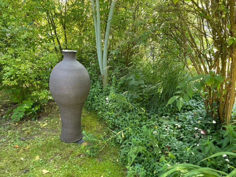 FEMINA II, a slender dark ceramic silhouette