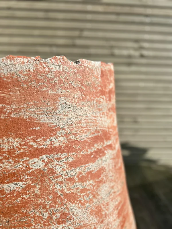 Ovo II blanc et rouge sur une terrasse — détail 1