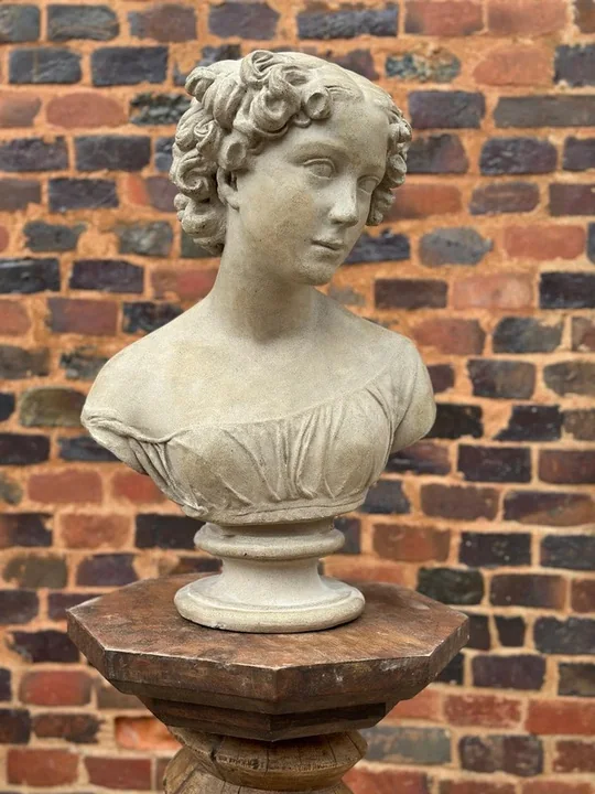 ROSA I bust in Cendrée ceramic body