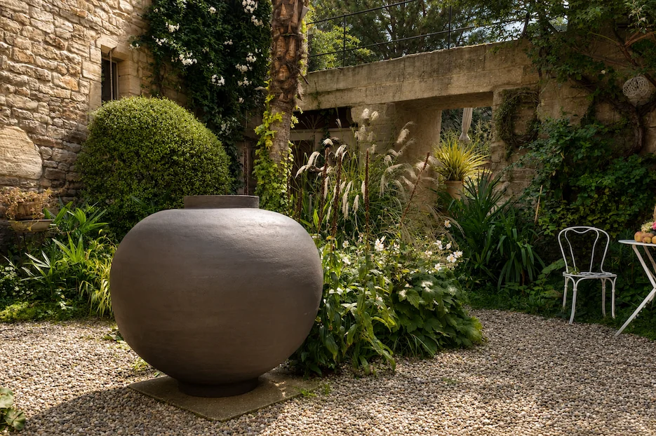 Sphéro en terre ANTHRA dans un jardin minéral