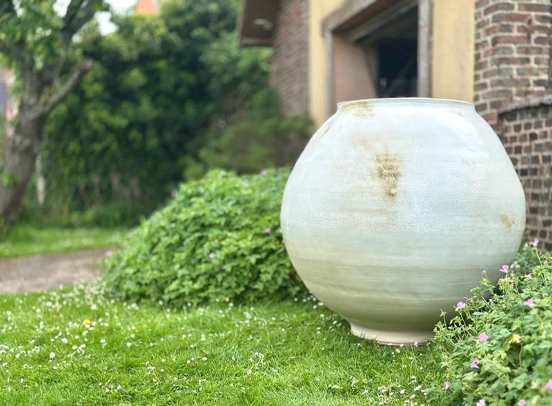 White SPHÉRO III in a garden