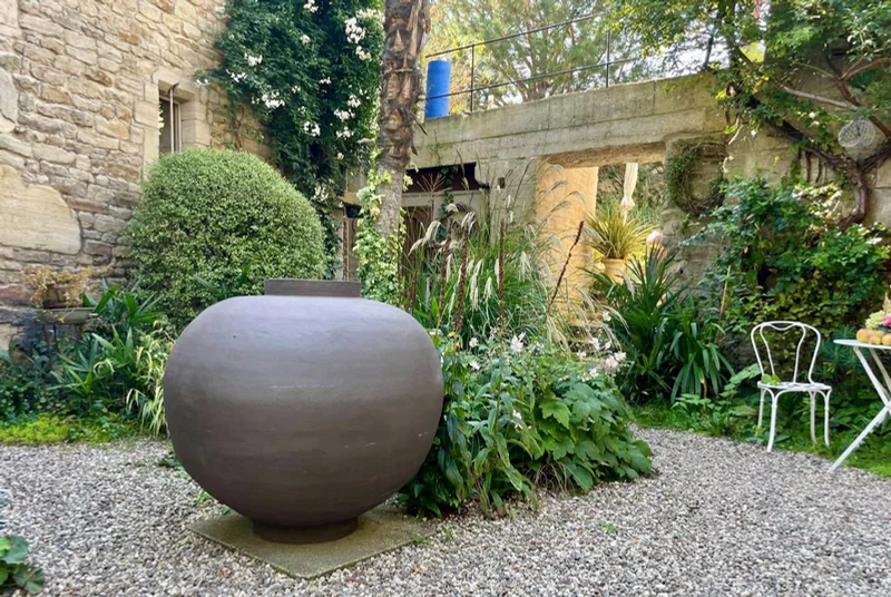 SPHÉRO in ANTHRA ceramic body in a mineral garden