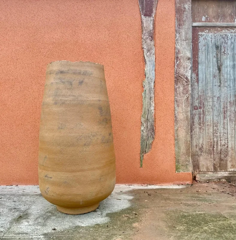 Ochre-finished STAMNOSA IV